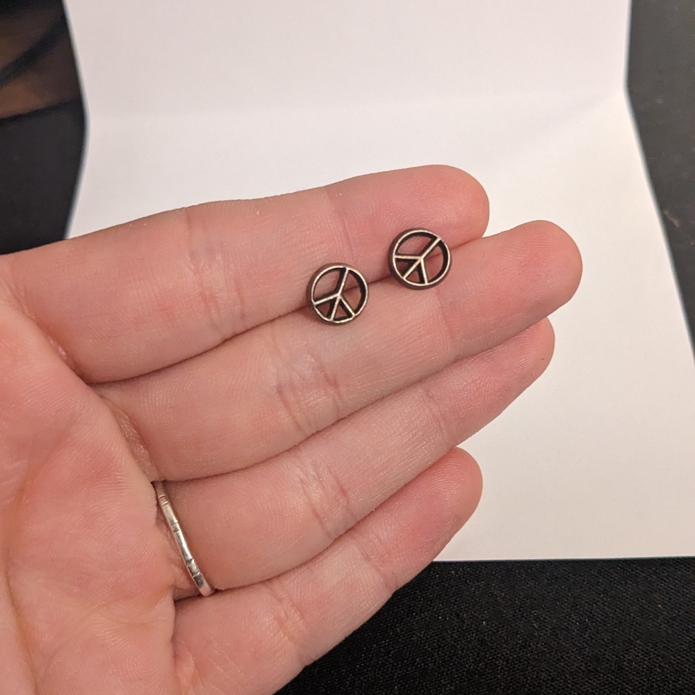 Peace stud earrings - Picture 2 of 5